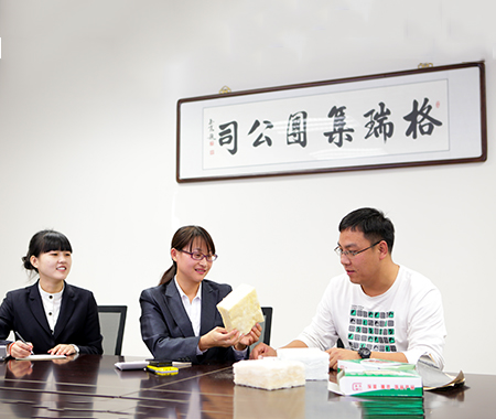 銷售經(jīng)理與客戶講解新產(chǎn)品特性